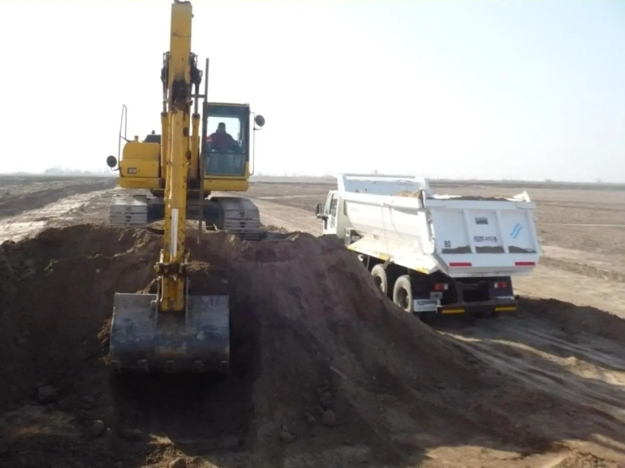 Alquiler De Excavadora 20 Toneladas. Komatsu Pc200 · foto 3
