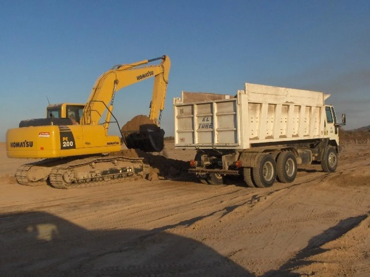 Alquiler De Excavadora 20 Toneladas. Komatsu Pc200 · foto 4