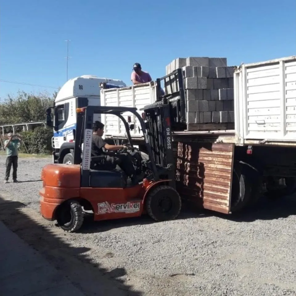 Alquiler De Minicargadora Y Autoelevadores · foto 5