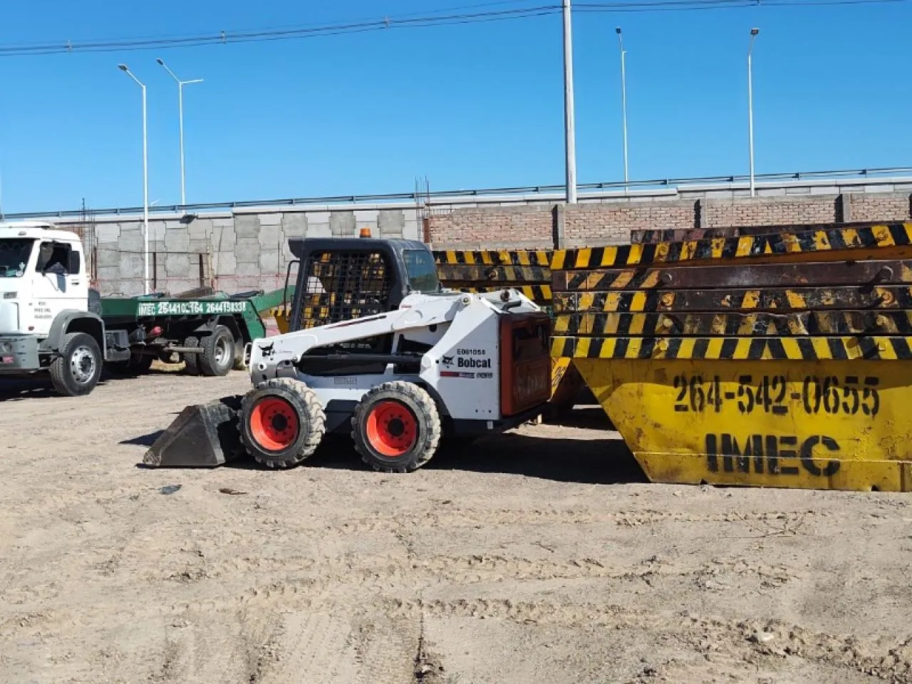 Alquiler De Minicargadora - Movimiento De Suelos - 264-542-0655 · foto 2