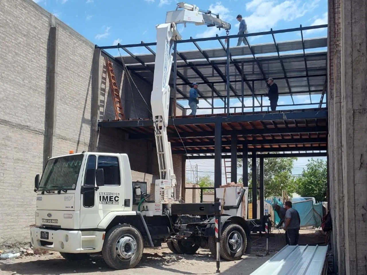 Alquiler De Hidrogrua 8.600 Kg Al Pie Opcional Barquilla Canasto 15 Metros De Altura · foto 19