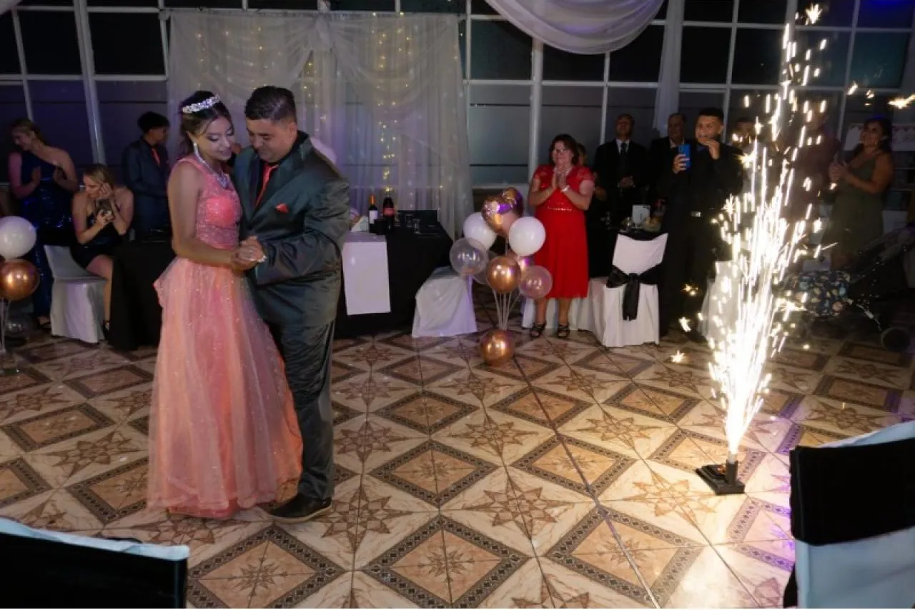 Alquiler De Chispas Frías Para Tu Eventos · foto 4