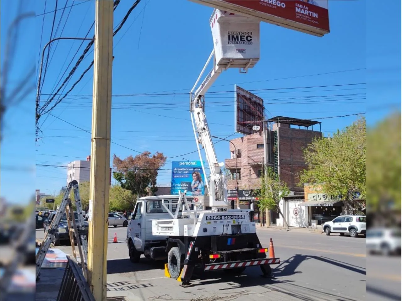 Alquiler De Grúa Hidroelevador 13 Metros De Altura Poda Alumbrado Mantenimiento Eléctrico · foto 9