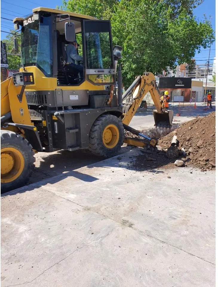 Alquilo.retro Excavadora. Movimiento De Suelos. Excavaciones Para Piletas. Terraplenes. · foto 4